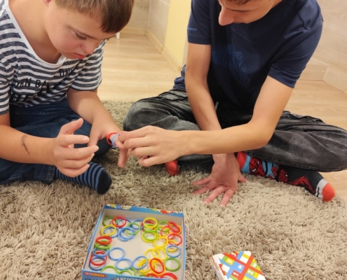 ŘÍJEN - provlékání, manipulace, rozlišování barev, nápodoba, hra "Bingo"