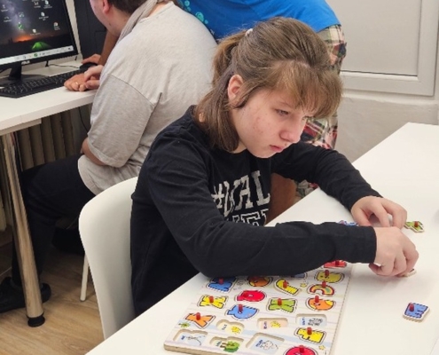 Žáci pracovali ve dvou skupinkách, třída a učebna PC