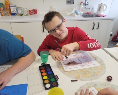 vyráběli krásná zvířátka schovaná v podzimním stromě