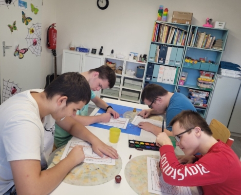 vyráběli krásná zvířátka schovaná v podzimním stromě
