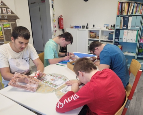 vyráběli krásná zvířátka schovaná v podzimním stromě
