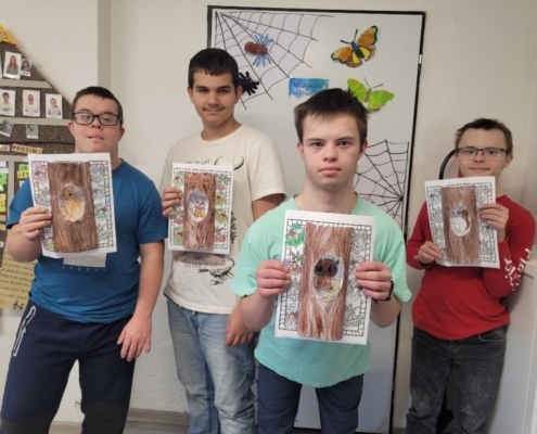 vyráběli krásná zvířátka schovaná v podzimním stromě