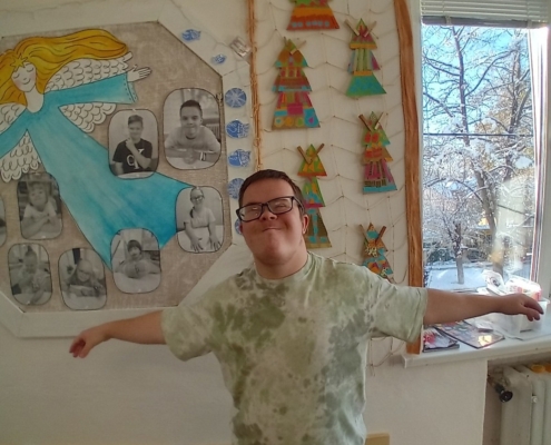 keramickém kroužku si všichni dobarvili své výrobky