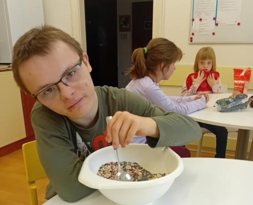 Listopadový Šneček byl už zasněžený a tak jsme vyrobili lojové koule pro ptáčky