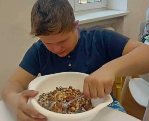 Listopadový Šneček byl už zasněžený a tak jsme vyrobili lojové koule pro ptáčky
