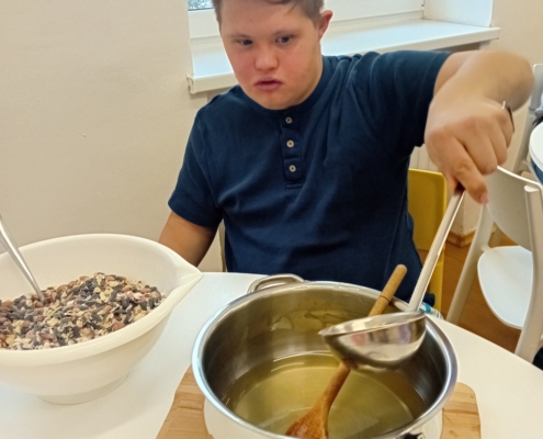 Listopadový Šneček byl už zasněžený a tak jsme vyrobili lojové koule pro ptáčky