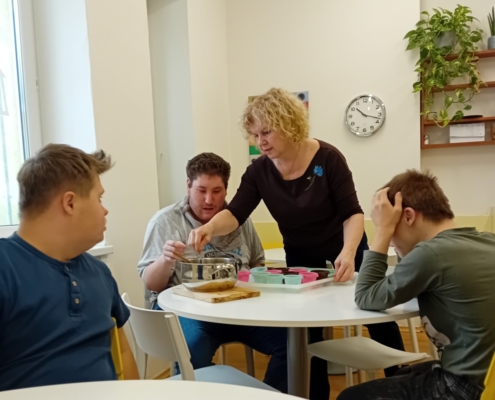 Listopadový Šneček byl už zasněžený a tak jsme vyrobili lojové koule pro ptáčky