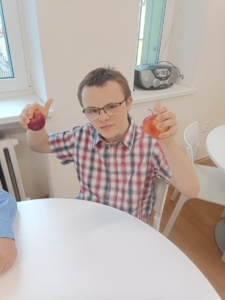 v zahradnickém kroužku připravovali ovoce na sušení