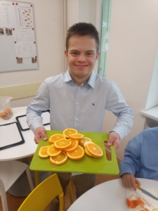 v zahradnickém kroužku připravovali ovoce na sušení