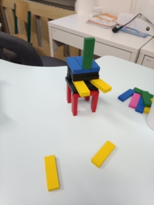 kolektivní i sólo hraní, stavění cest pro robotka