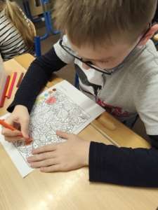 kolektivní i sólo hraní, stavění cest pro robotka