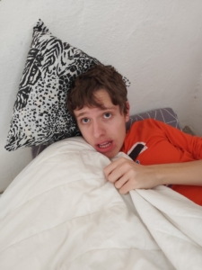 kolektivní i sólo hraní, stavění cest pro robotka