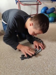 kolektivní i sólo hraní, stavění cest pro robotka