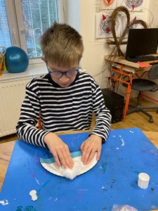 Výroba zimních čepic z papírového tácku