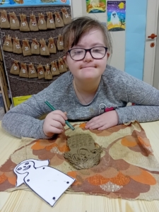 Děti si v keramice vyrobily postavu, každý sebe