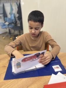 nácviky žádosti systémem VOKS, třídění dle barvy, psaní hůlkové písanky