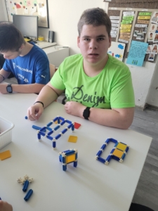 kluci vyzkoušeli práci se stavebnicí a dodělali zimní obrázky z minula
