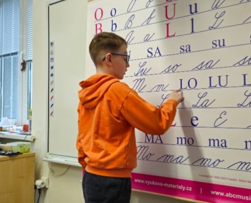 paní učitelka Pavlína učí čtení pomocí metody SFUMATO