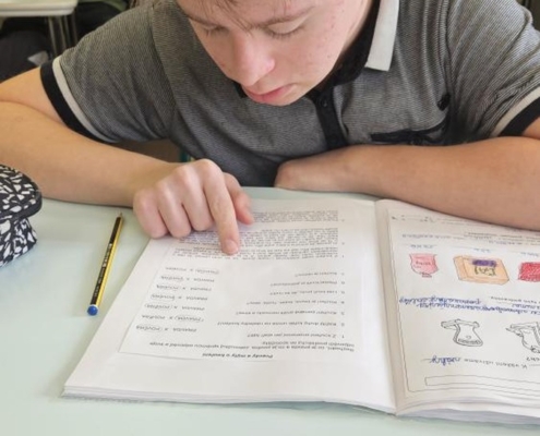 Ve výtvarné výchově tvoříme klauny, počítače do 100, 1000, násobíme a dělíme