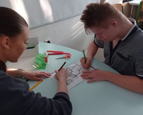 stavění podle zadání, vybarvování, kreslení, hraní na kytaru a zpívání