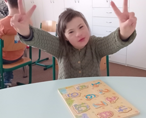 stavění podle zadání, vybarvování, kreslení, hraní na kytaru a zpívání