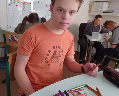 stavění podle zadání, vybarvování, kreslení, hraní na kytaru a zpívání