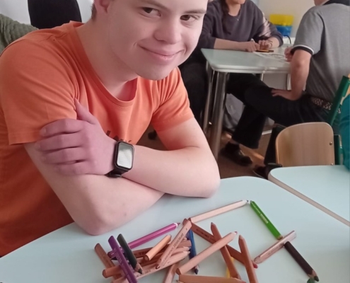 stavění podle zadání, vybarvování, kreslení, hraní na kytaru a zpívání