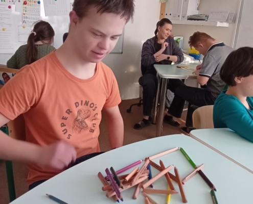 stavění podle zadání, vybarvování, kreslení, hraní na kytaru a zpívání