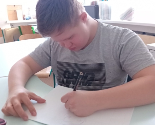 stavění podle zadání, vybarvování, kreslení, hraní na kytaru a zpívání