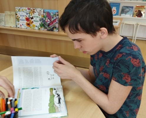 vyprávění o knize s názvem Dědeček v růžových kalhotách