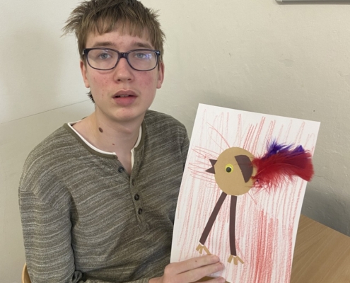 Papír, nůžky, lepidlo, peří a trocha fantazie a máme ptáčky