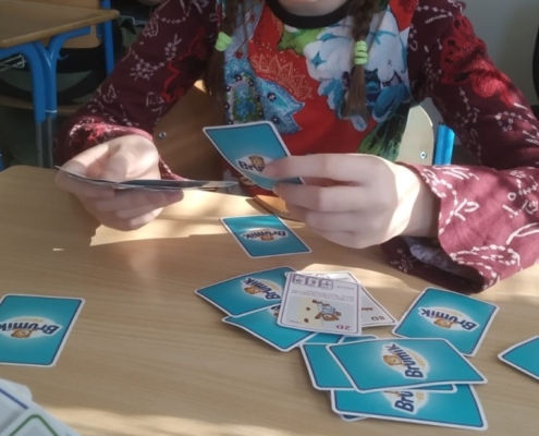 Zpívání a hraní na kytaru s paní Ivonkou, karetní hry