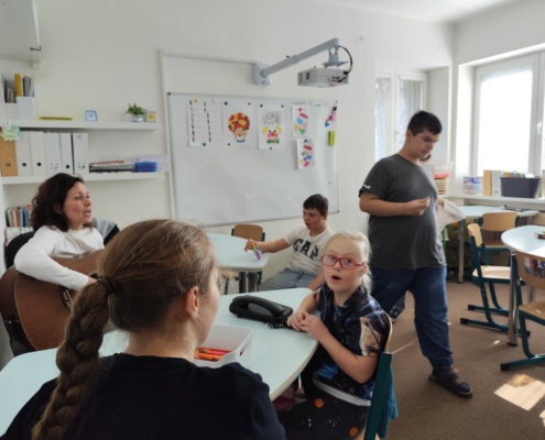 Zpívání a hraní na kytaru s paní Ivonkou, karetní hry