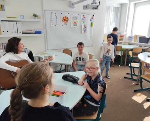 Zpívání a hraní na kytaru s paní Ivonkou, karetní hry