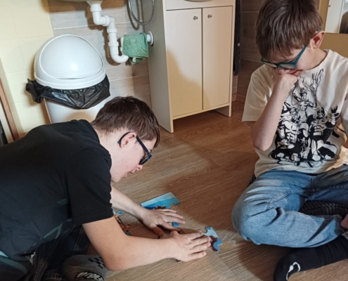 Diskotéka se zpíváním v malé tělocvičně, čtení a prohlížení knížek
