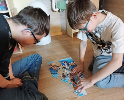 Diskotéka se zpíváním v malé tělocvičně, čtení a prohlížení knížek