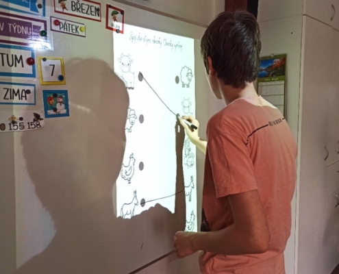 Matematika, psaní, práce na interaktivní tabuli