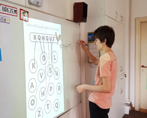 Matematika, psaní, práce na interaktivní tabuli