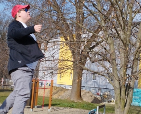 zacvičit i na nedalekém workout hřišti