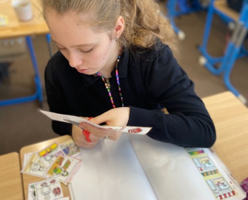 Téma nakupování. Stříhání, lepení, přiřazování a také matematika