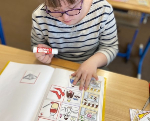 Téma nakupování. Stříhání, lepení, přiřazování a také matematika