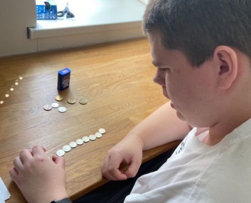 Téma nakupování. Stříhání, lepení, přiřazování a také matematika