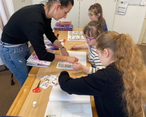 Téma nakupování. Stříhání, lepení, přiřazování a také matematika