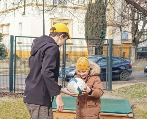 Prohlížení si oblíbených filmových hrdinů, puzzle, omalovánky, stavění komínů z kostek