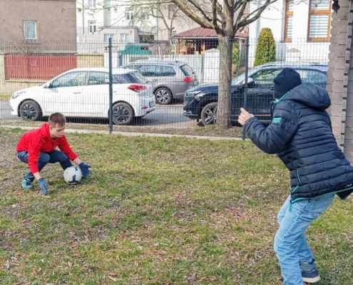 Prohlížení si oblíbených filmových hrdinů, puzzle, omalovánky, stavění komínů z kostek