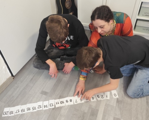 spoustu učení, ale také zábavy - v lavicích i v prostoru třídy