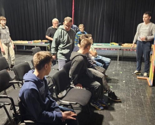 žádné představení, ale všichni si vyrobili krásnou loutku.