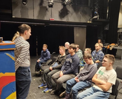 žádné představení, ale všichni si vyrobili krásnou loutku.