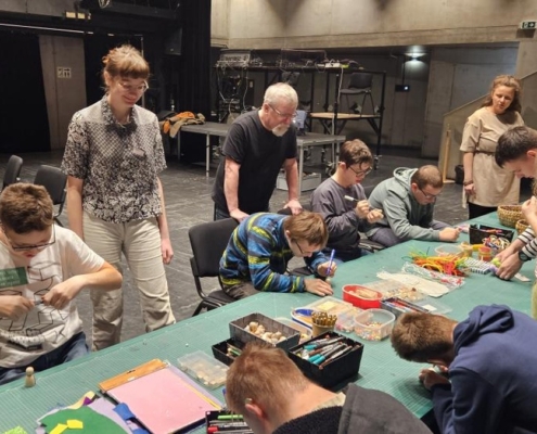 žádné představení, ale všichni si vyrobili krásnou loutku.