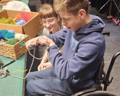 žádné představení, ale všichni si vyrobili krásnou loutku.